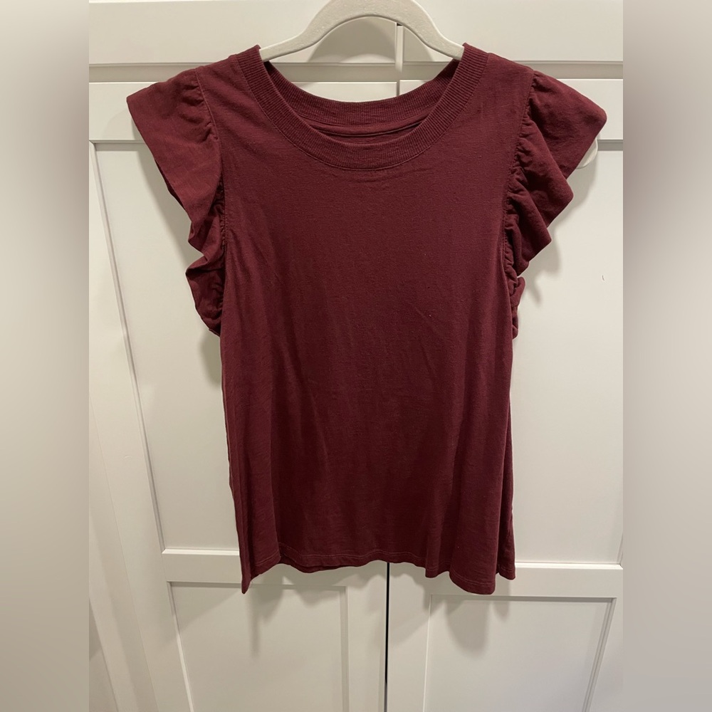 Women's medium Banana Republic Malibu Tee! Ruffled Sleeve Top - Burgundy